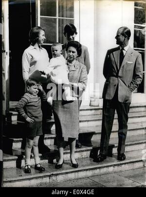 Apr. 04, 1965 - foto del compleanno della regina e la sua famiglia si pongono per foto a Frogmore House Windsor; H.M. La regina trattiene baby figlio Prince Edward nel primo anno di età come stand ella sulle fasi di Frogmore House ex Royal home sotto il castello di Winsor wit hthe Duca di Edinburg - Il Principe di Galles Princess Anne e quattro anni e il principe Andréj immagine per contrassegnare il Queen's 39th Birthday su aprile 21st. Foto Stock