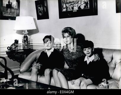 Apr. 04, 1965 - XVIII Duchessa di Alba con due dei suoi figli Alfonso e Jacobo, a casa nel palazzo di iria in Madrid. Foto Stock