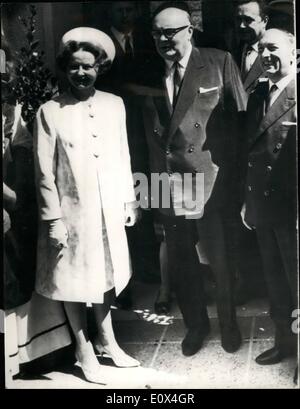 Apr. 04, 1965 - Paul Henri Spaak si sposi. Mostra fotografica di Paul Henri Spaak, ministro belga degli Affari Esteri,nella foto con la moglie, Simone cari come hanno lasciato la Mairie dopo il matrimonio civile a Eze-Sur-mer vicino a Nizza oggi. Foto Stock