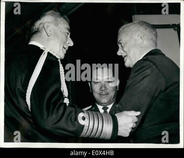 Apr. 04, 1965 - divertimento di Seato Conferenza: London: La condivisione di un privato scherzo a oggi la apertura della Seato conferenza militare a Londra in Lancaster House, sono da sinistra a destra, Earl Mountbatten di Birmania (Gran Bretagna il capo di stato maggiore della difesa e l'ammiraglio della flotta); Airchief maresciallo Dawee Chullasapya (Thailandia consigliere militare e capo della delegazione) e AIR CHIEF MARSHAL Sir Frederick Scherger (Presidente Australian capi del comitato del personale e Consigliere militare) Foto Stock