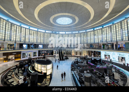 Interno del Fashion Avenue Atrium piena di lussuose boutique di moda del centro commerciale di Dubai negli Emirati Arabi Uniti Foto Stock