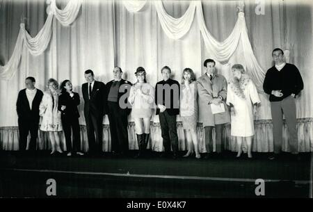 Febbraio 02, 1965 - Top Stars provate per la loro presentazione sul palco di domani notte di Royal Film Performance: stelle di fama internazionale, compresi i membri del cast di Columbia è ''Lord Jim", il film selezionato, sarà nella presentazione line-up quando H.M. Queen Elizabeth la regina madre, accompagnato dalla principessa Margaret e il Conte di Snowdon, assiste il 1965 Royal Prestazioni del film che si terrà in aiuto del cinema e della televisione fondo benevolo, all'Odeon, Leicester Square, domani sera. Oggi le stelle sono state presso il teatro per una piena prova generale Foto Stock