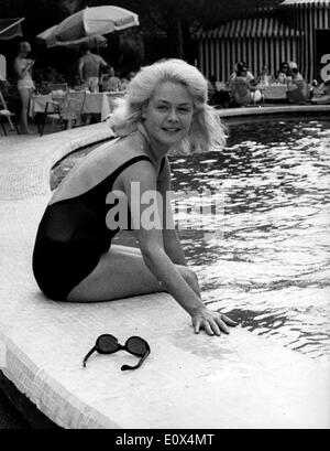 Maggio 07, 1965 - Roma, Italia - SANDRA DEE è a Roma per girare il ruolo del film "Un uomo potrebbe avere ucciso". Essa pone in una piscina di un hotel di Roma. L'attrice Sandra Dee, la bionda bellezza che ha attirato un grande pubblico di teenager negli anni sessanta con film come ''Gidget'' e ''Tammy e il Medico'' e aveva un ha messo in evidenza il matrimonio con la cantante pop Bobby Darin, morì il 20 febbraio 2005 a Los Angeles. Ella era 62. Foto Stock