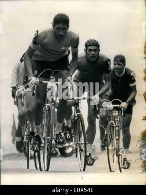 31 maggio 1965 - 31-5-65 Tour della Gran Bretagna Cycle Race. Gabino Erenozagu di Spagna a capo di un gruppo di piloti over Godstone Hill, durante la prima parte della prima tappa del tour della Gran Bretagna Cycle Race. La prima parte, da Brighton al Crystal Palace, è stata vinta da J. Goodrum, di Catford. Foto Stock