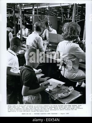 Jun 01, 1965 - Indianapolis, Indiana, Stati Uniti - Ancora la vita di Trimline telefono è artistico per Brian Coleman e Tomy Lanham, entrambi di otto anni. Essi sono all'interno di Western Electric di Indianapolis lavora dove più di otto milioni di telefoni sono effettuate ogni anno per il sistema a campana. Brian e Tommy erano tra i 15 vincitori della Western Electric-sponsorizzato arte concorso di Indianapolis scuole pubbliche per la possibilità di disegnare e dipingere all'interno del moderno impianto. (Data esatta sconosciuto) Foto Stock