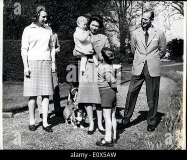 Apr. 21, 1965 - Nuove foto del compleanno H.M. La regina e la famiglia a Frogmore House - Windsor.: H.M. La regina trattiene baby Prince Edward (di età compresa tra i 1) come quattro anni il principe Andréj raggiunge fino al suo giovane fratello - guardati dal Duca di Edimburgo; Princdess Anne e appena dietro il Principe di Galles - in motivi di Frogmore House - al di sotto di Windsor - per segnare il suo 39esimo compleanno. - Aprile 1st. Foto Stock