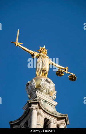 La statua della Madonna della giustizia sulla Old Bailey centrale tribunali penali in London Regno Unito Foto Stock