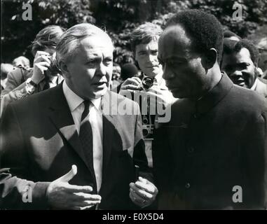 Giugno 06, 1965 - Commonwealth Primo Ministro si apre la conferenza a Marlborough House, Londra. La foto mostra la Gran Bretagna è il primo ministro, sig. Harold Wilson, chiacchierando al Presidente Nkrumah del Ghana, nel giardino della casa di Marlborough, dove il Commonwealth Primo ministro ha aperto la conferenza di oggi. Foto Stock