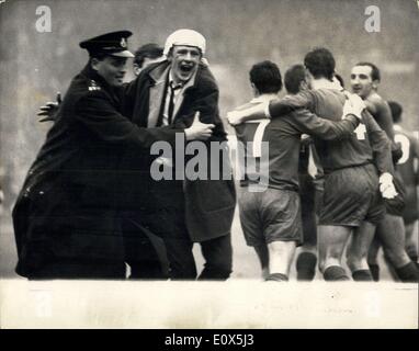 Maggio 01, 1965 - Liverpool vincere la coppa: eccitato della ventola. Mostra fotografica di polizia ha scortato questo molto eccitato da off il passo - quando ha voluto congratularmi con il vittorioso Liverpool giocatori visto sulla destra, dopo che essi avevano battuto Leeds United da 2-1 dopo un tempo supplementare per vincere la F.A. Cup a Wembley oggi. Foto Stock