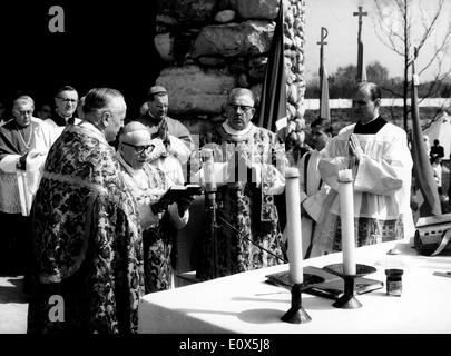 Il Cardinale Julius Dopfner conduce cerimonia Foto Stock