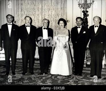 Maggio 04, 1965 - Queen Elizabeth con il Consiglio dei ministri di Seato: Queen Elizabeth visto con i membri della decima riunione del Consiglio dei ministri del Sud Est Asiatico trattato Organizzazione, dopo cena a Buckingham Palace, la notte scorsa. Da sinistra a destra : il Sig. Zulfikar Ali Bhutto, il Pakistan i ministri degli Esteri; l'on. Paul Hasluck, P.F., ministro australiano degli Affari Esteri; Michael Stewart, la Gran Bretagna è Ministro degli Affari Esteri; H.M. La regina; il sig. Konthi Suphamongkhon, Segretario Generale della Seato, e l'on. D.J. Eyre, P.F., Nuova Zelanda ministro della difesa. Foto Stock