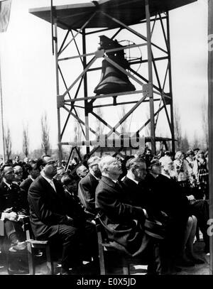 Il Ministro Presidente Alfons Goppel assiste memorial Foto Stock