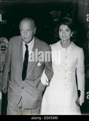 05 maggio 1965 - Una notte fuori per Jackie Kennedy a Londra: la sig.ra Jackie Kennedy, che è a Londra con i suoi due figli partecipare oggi la dedizione della regina di un memoriale al defunto marito, Presidente Kennedy a Runnymede, ieri sera abbiamo cenato con Randolph Churchill at Eilton's - Il provveditore di cysters'' in Berry-street, San Giacomo. La foto mostra la signora Kennedy è raffigurato il braccio=in braccio con Randolph Churchill come lasciano il ristorante la scorsa notte. Foto Stock