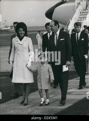 05 maggio 1965 - Jacqueline Kennedy e famiglia arrivano a Londra per la dedizione del Kennedy Memorial: Sig.ra Jackie Kennedy è arrivato a Londra ieri sera con i suoi figli, cinque-anno-vecchio Giovanni, e Caroline, all'età di sette anni. Hanno volato in Gran Bretagna da New York in una casa bianca jetliner quaresima dal presidente Johnson. Anche sul piano erano Robert e Edward Kennedy, fratelli del compianto presidente. La famiglia sono qui per la dedicazione di un monumento al presidente Kennedy a naso che cola realizzato sul Tamigi Foto Stock