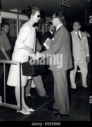 Giugno 16, 1965 - Italiano la Principessa Maria Gabriella di Savoia figlia dell'ex re Umberto II di Italia è arrivato a Roma per una vacanza. Essa è stata ricevuta da sua cugina del Principe Enrico d' Assia, famoso come un buon scultore e pittore che il mese scorso eseguita presso l'Opera come scenografo del ''Wallstein' Foto Stock