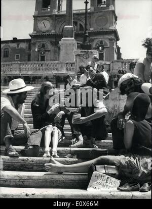 Giugno 18, 1965 - stravagante tipo di turisti visto questa mattina sulla scalinata di Piazza di Spagna; sono giovani inglese le ragazze e i ragazzi che sono venuti a vedere Roma viaggiare di motocicli o da "autostop' e fare qui in città ogni sorta di lavoro; la maggior parte di loro sono pittore e alcuni modelli. Foto Stock