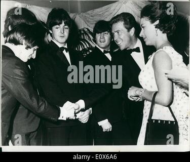 Lug. 07, 1965 - La Principessa Margaret soddisfa i Beatles : S.A.R. La principessa Margaret, accompagnato da Lord Snowdon, la notte scorsa hanno partecipato al World premiere del Beatles nuovo film, ''aiuto.'' che ha avuto luogo ieri sera presso il padiglione di Londra, London, in aiuto dei Dockland gli insediamenti e la varietà del fondo di beneficenza per i bambini. Prima che la pellicola, i Beatles sono stati presentati per la principessa. Mostra fotografica di Lord Snowdon e la principessa Margaret incontro i Beatles prima del film presso il padiglione di Londra, la notte scorsa. (L a R) Ringo, George, (chiamati). Paolo e Giovanni. Foto Stock