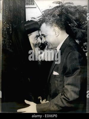 Lug. 07, 1965 - Naso a naso saluto del presidente Nasser; presidente Nasser, accompagnato da Sua Beatitudine il Papa Kyrelles VI di Alexandra e San Marco diocesi, sabato posò la prima pietra della nuova Cattedrale Ceptic può essere eretta in Cairo. In rivolgendosi ai presenti alla cerimonia, presidente Nasser ha affermato ''cristiani e musulmani avevano sempre vissuto come fratelli e aggiunto ''l'Luglio 23 rivoluzione era basata sull'amore e la parità di opportunità per tutti. La foto mostra il naso a naso come Papa Kyrollos (sinistra), ha accolto con favore il presidente Nasser quando quest'ultimo è arrivato a gettare le fondamenta del Cairo. Foto Stock