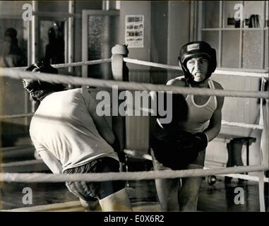 Lug. 07, 1965 - Incidenti accadrà; Laurence Harvey non è esattamente il film di star che si potrebbe associare con la nobile arte della boxe - eppure qui egli è (a destra) in atterraggio quello che si è rivelato essere un più significativo colpo. Ha oscillato indietro la testa del suo co-star Michael Craig, smashing i suoi denti nella sua labbra. Il che significa che per la prossima settimana su ''la vita al top'' riprese ha dovuto essere re-disposte in modo che Craig non è richiesto di kiss qualsiasi dei film di donne stelle. Sul conto di Craig cura un molto schiacciato bocca. Foto Stock