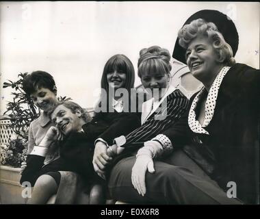 Lug. 07, 1965 - Michael Caine con quattro Fair co-stars dal nuovo film : attore Michael Gaine rilassa nel giro di quattro ragazze- Vivienne Merchant, Jane Asher, Julie Foster e Shelley inverno- che appaiono come la sua ragazza nel suo nuovo film ''Alfie''. fatte salve nome in ''Il File Iporess'' come la spia che si basava in gran parte su fortuna. In ''Alfie'' egli svolge un cockney Chi ha fortuna eccezionale con le donne. Foto Stock