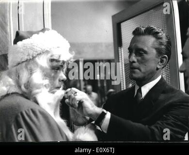 Lug. 07, 1965 - Kirk Douglas quattro figli sono a Roma con il loro padre che gira il film ''Cast un gigante di ombre'' a Cinecitta. In questo film i quattro ragazzi: Joel(19) Michael (17) Peter(9) e Erich(7) hanno un ruolo. Mostra fotografica. Kirk Douglas e suo figlio Joel(19) chi è nel film un X-mas daddy. Foto Stock