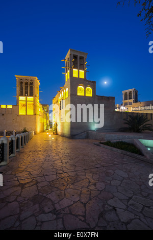 Bastakiya storico quartiere vecchio di notte in Dubai Emirati Arabi Uniti Foto Stock