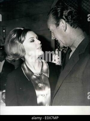 Sett. 09, 1965 - Kim Novak alla stella nel nuovo film con David Niven ''13'': Kim Novak l'attrice statunitense che è sposato ad attore britannico Richard Johnson, è da star in un nuovo film chiamato ''13'' il maschio star è David Niven. Essi iniziare le riprese entro questo mese nella zona di Bordeaux di centro Franes. La foto mostra le due principali stelle nel film calle ''13'' Kim Novak e David Niven, sembrano in occasione di una conferenza stampa al Savoy Hotel la scorsa notte. Foto Stock