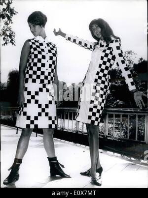 Sett. 09, 1965 - Il Look Teenbeat 1966 dall'Olanda: La foto mostra il couturier di Rotterdam, gallina Wichers, ieri ha mostrato il suo battito-mode. Questi abiti sono un bianco e nero design quadrato. Foto Stock