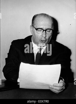 Regista Roberto Rossellini la lettura di un documento Foto Stock