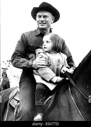 Attore Yul Brynner andare a cavallo con sua figlia Victoria Foto Stock