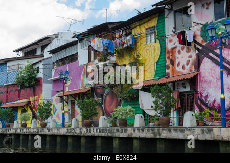 Colorate case dipinte sulla sponda del fiume nella città malese di Malacca Foto Stock