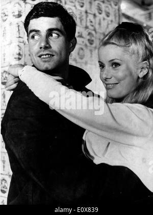 Attrice Catherine Deneuve danze con co-star Foto Stock