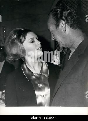 Sett. 09, 1965 - Kim Novak alla stella nel nuovo film con David Niven ''13'' : Kim Nova k. L'attrice statunitense che è sposato ad attore britannico Richard Johnson, è a stella nel nuovo film chiamato ''13'' il maschio star è David Niven .essi iniziare le riprese entro questo mese nella zona Bordeaur di Cent re in Francia. La foto mostra le due principali stelle nel film chiamato ''13'' Kim Nova k e David Niven, visto in occasione di una conferenza stampa al Savoy hotel la scorsa notte. Foto Stock