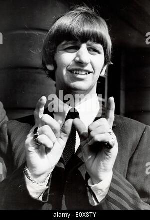 I Beatles Ringo Starr scherzi circa il figlio neonato Foto Stock