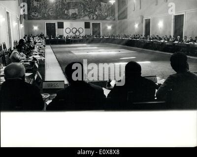 Sett. 30, 1965 - Roma 30.9.65 ? I delegati di 70 Olympic i Comitati Nazionali hanno partecipato alla riunione del C.I.C. in italiano Comitato olimpico al Foro Italigo. Il Presidente italiano del CONI hanno accolto i delegati. Il sig. Avery Brundage, il presidente del CIO hanno detto la sua relazione. OPS: una vista generale della hall, dove all'interno è il CONI hanno messo un tappeto erboso. Foto Stock