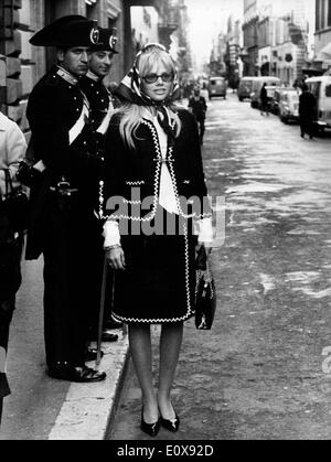 L'attrice Britt Ekland shopping a Roma Foto Stock