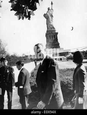 Il presidente Lyndon B. Johnson passeggiate a piedi dalla Statua della Libertà Foto Stock