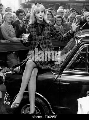 L'attrice Britt Ekland seduta sul suo nuovo mini auto Foto Stock