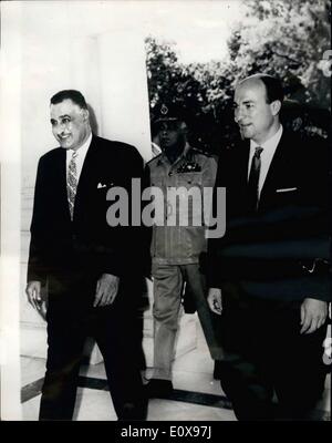 Ottobre 10, 1965 - Nuova Repubblica araba unita armadietto mostrato in: U.A.R. Presidente Nasser è visto con il suo nuovo Primo Ministro Mohieddin Zakarya (a destra), a seguito della cerimonia di giuramento nella cerimonia al Cairo. I membri del nuovo gabinetto ha preso il cateterismo costituzionale prima che il Presidente a Kubbeh Palace. Foto Stock