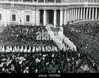 Il 12 Dic. 1965 - Il Consiglio è chiuso! Il Consiglio Ecoumenical il Concilio Vaticano II è stata chiusa questa mattina dal Papa Paolo VI nel corso di una solenne cerimonia di chiusura sulla parte esterna della Basilica di San Pietro. La foto mostra i Padri Counciliar lasciare il Vaticano per andare alla cerimonia. Foto Stock