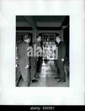 Ottobre 10, 1965 - Il Primo ministro britannico, il sig. R. Wilson arrivati in aeroporto di Salisbury lunedì sera, 25 ottobre, 1965 in Foto Stock