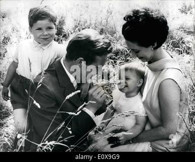 Ottobre 10, 1965 - Nuove foto della principessa Margaret, Il Conte di Snowdon e i loro figli: S.A.R. La principessa Margaret, il conte di Snowdon e i loro figli nella foto nel giardino del Palazzo di Kensington, Londra. Signora Sarah indossa un vestito di bianco organdis, rifinito con pizzo bianco. Lei è nato il 1 maggio 1964, e signore Linley su Novembre 3rd. 19631. Foto Stock