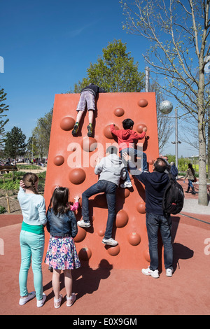 Occupato il parco giochi a new Queen Elizabeth Parco Olimpico di Stratford London Regno Unito Foto Stock