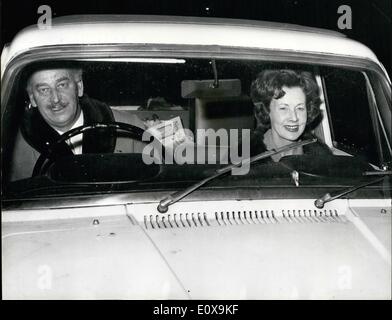 Il 12 Dic. 1965 - sig.ra Barbara Castle è il ministro dei trasporti : Sig.ra Barbara Castle, 54, è stato nominato ministro dei trasporti in del primo ministro primo rimpasto di governo. La sig.ra Castello, chi non dirv, è la prima donna ministro dei trasporti, e prende il posto del Sig. Tom Fraser. La foto mostra la signora .Barbara Castle è azionata dalla House of Commons la scorsa notte da suo marito, ted. Foto Stock
