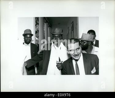 Ottobre 10, 1965 - Il Primo ministro britannico, il sig. H. Wilson arrivati in aeroporto di Salisbury lunedì sera, 25 ottobre, 1965 in Foto Stock