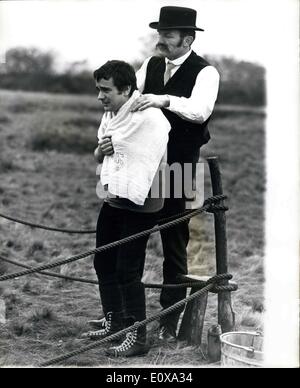 Dic. 30, 1965 - Peter Cook e Dudley Moore In Prizefighting schizzo per il BBC Television: Peter Cook e Dudley Moore erano su Wimbledon Common ieri, prendendo parte a un premio- scena di combattimento. Il BBC Television sono state riprese di una divertente schizzo per ''non solo... Ma anche ''. ''Combattendo'' Peter Cook è stato distaccato da Terry downes, ex world middleweight campione - e ''distruttori'' Dudley Moore era distaccato da Henry Cooper, inglesi e Empire Heavyweight Champion. Mostra immagine: Dudley Moore (distaccato da Henry Cooper) su Wimbledon Common ieri. Foto Stock
