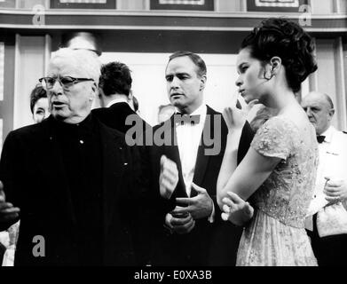 Charlie Chaplin dirigere un film con protagonista Marlon Brando e sua figlia Geraldine Foto Stock