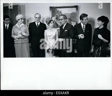 Nov. 11, 1965 - S.A.R. La principessa Margaret e conte di Snowdon visita ONU: S.A.R. La principessa Margaret e il Conte di Snowdon ha pagato una visita alla sede delle Nazioni Unite di oggi. Da sinistra a destra: Dr. Nyint Tyn U, U Thant il genero; Lady Carsdon; Lord Caradon, Ministro di Stato per gli Affari Esteri e rappresentante permanente del Regno Unito presso le Nazioni Unite; la principessa Margaret; Segretario generale U Thant; il conte di Snowdonl; e la Sig.ra di Tyn Myint U, figlia del segretario generale. Foto Stock