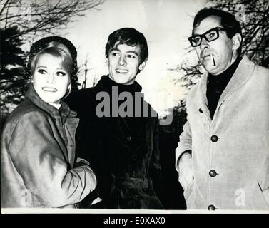 Nov. 11, 1965 - sconosciuto attore inglese Co-Stars con Jane Fonda In Vadim del nuovo film: un 23-anno-vecchio attore inglese, Peter Mac elettrico è stato scelto da Roger Vadim, il famoso attore francese-direttore, co-star con sua moglie Jane Fonda in ''La Curee'', una versione dello schermo di un romanzo di Zola. La foto mostra foto sulla posizione per la pellicola sono (L.A R.) Jane Fonda, l'attore inglese, Peter Mac, elettrico e Roger Vadim. Foto Stock