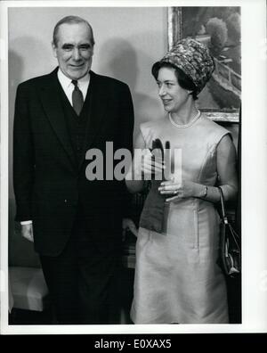 Nov. 11, 1965 - S.A.R. La principessa Margaret e il Conte di Snowdown visita ONU: S.A.R. La principessa Margaret è visto qui con Lord Caradon, Ministro di Stato per gli Affari Esteri e rappresentante permanente del Regno Unito presso le Nazioni Unite, durante la sua visita alla sede delle Nazioni Unite di oggi. Foto Stock